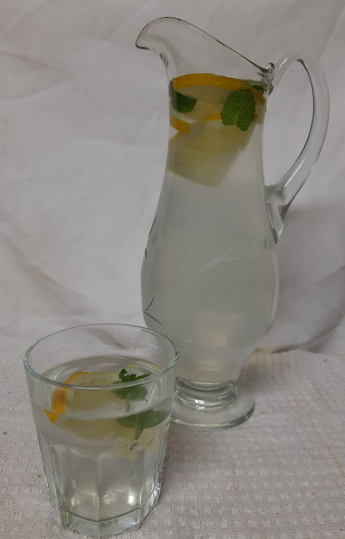 Bebida: Água aromatizada com limão e hortelã