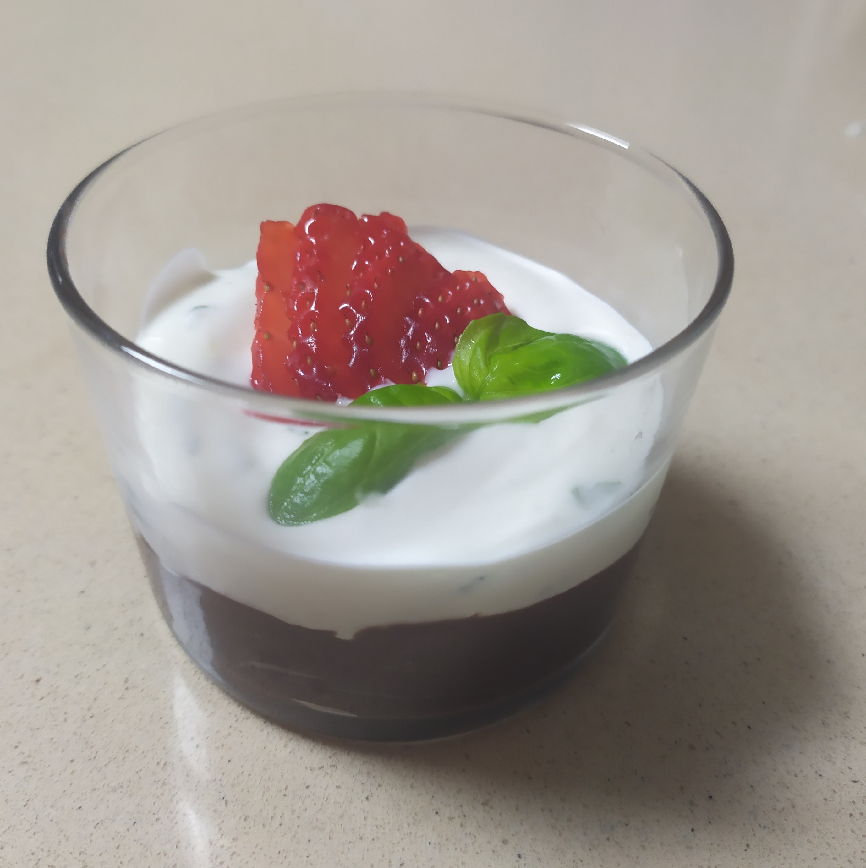 Sobremesa: Cocktail de chocolate com iogurte, hortelã e morango