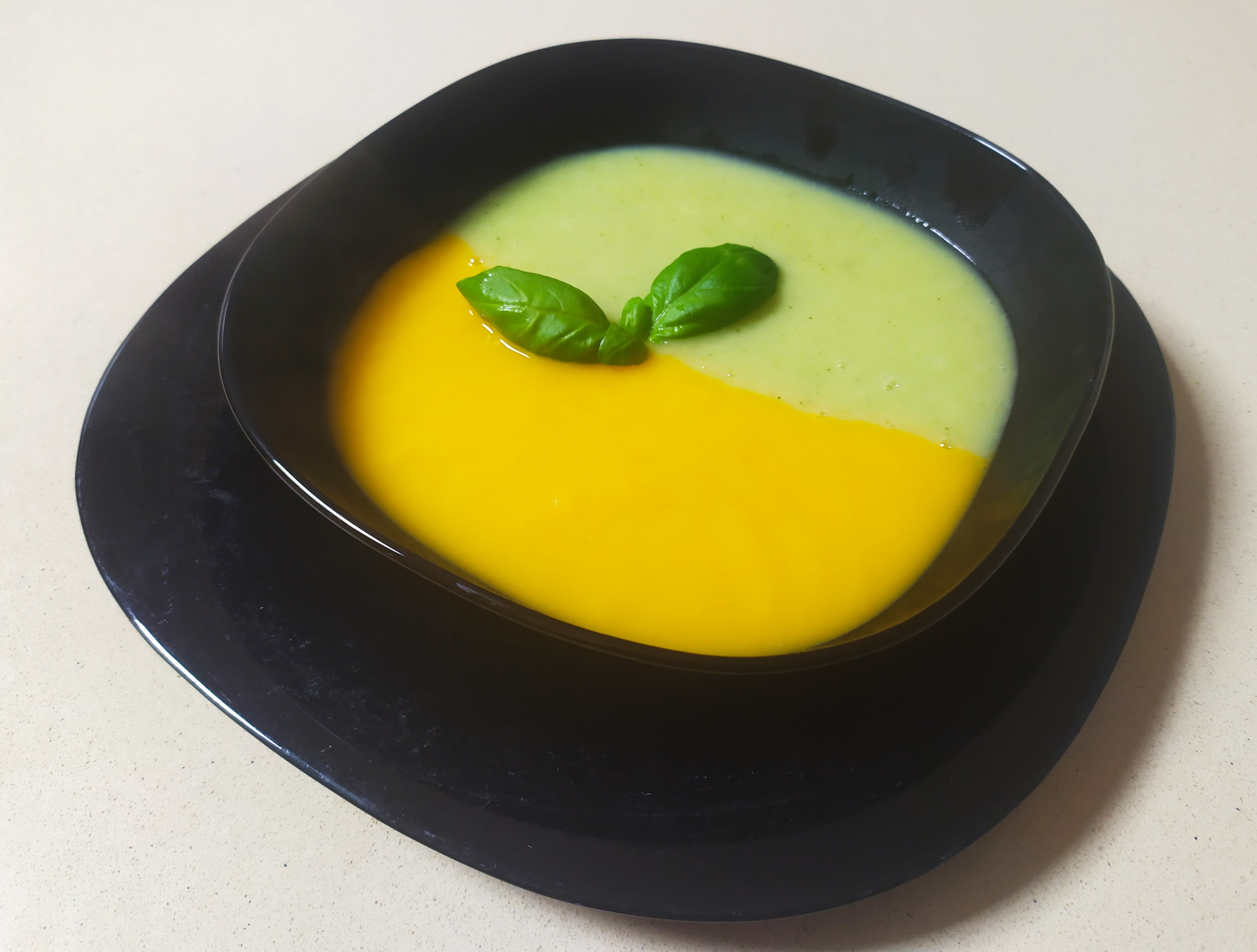Sopa: Creme de duas cores de brócolos e cenoura