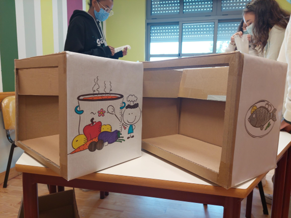 Caixas construídas pelos alunos para recolha dos diferentes tipos de desperdício alimentar