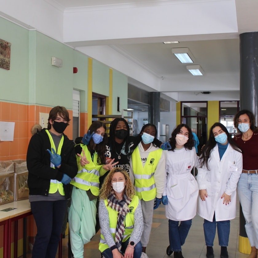 Parte da equipa de alunos e de nutricionistas da Câmara Municipal de Sintra, com a professora Isabel Gonçalves, responsável pela dinamização do projeto