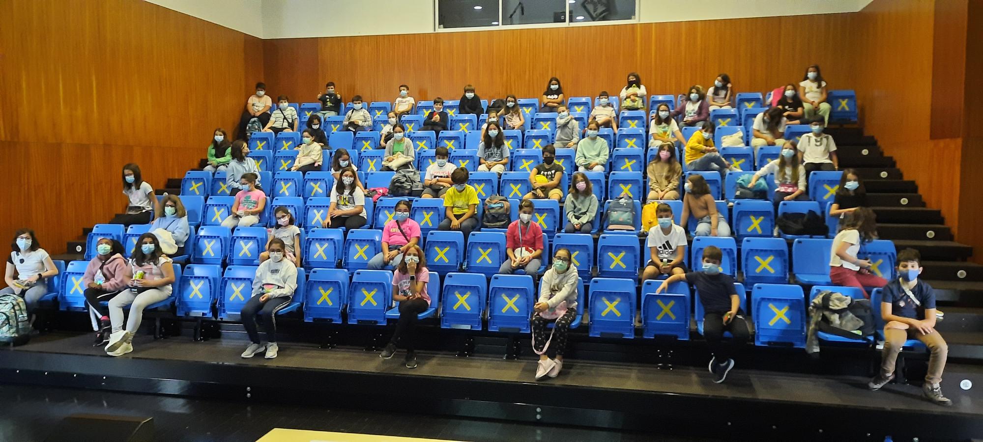 Sessão de sensibilização aos alunos no auditório por parte da Musami