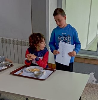 Brigada a sensibilizar os alunos durante a hora da refeição e a registar o nome dos alunos que deixam comida nos pratos..