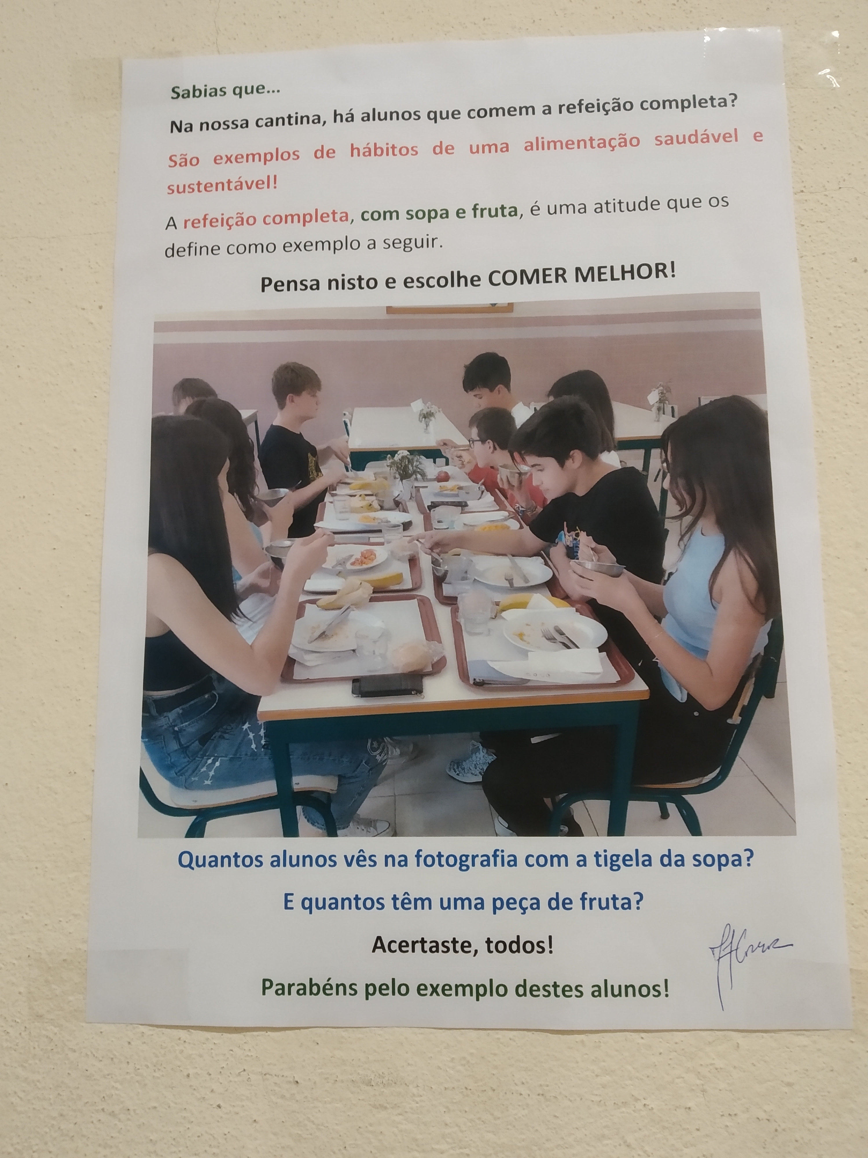 Cartaz utilizado como exemplo a seguir pelos alunos (fotografia de alunos na cantina).