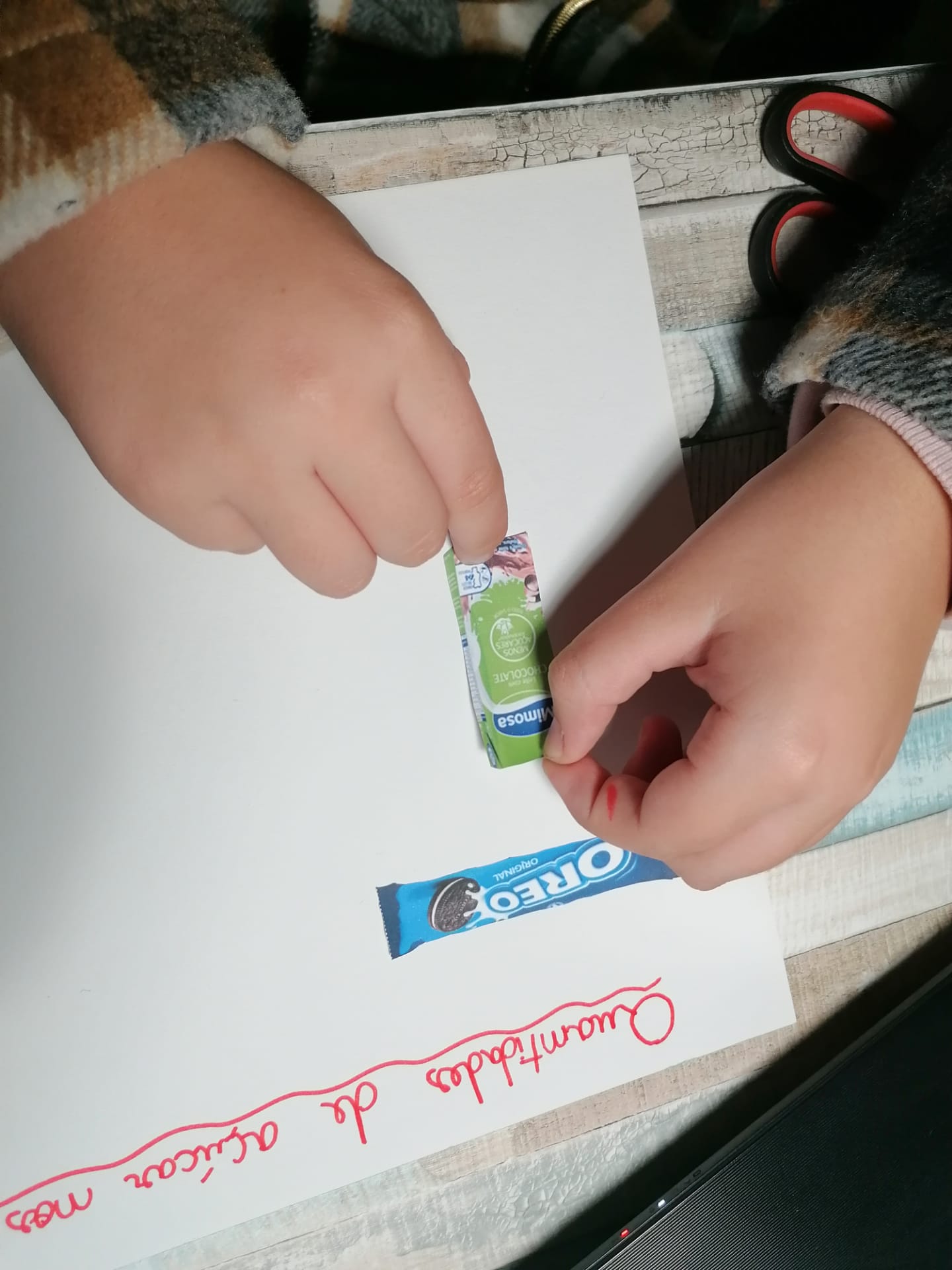Em papel cavalinho ou em cartolinas, os alunos realizaram a colagem dos recortes das embalagens dos alimentos processados.