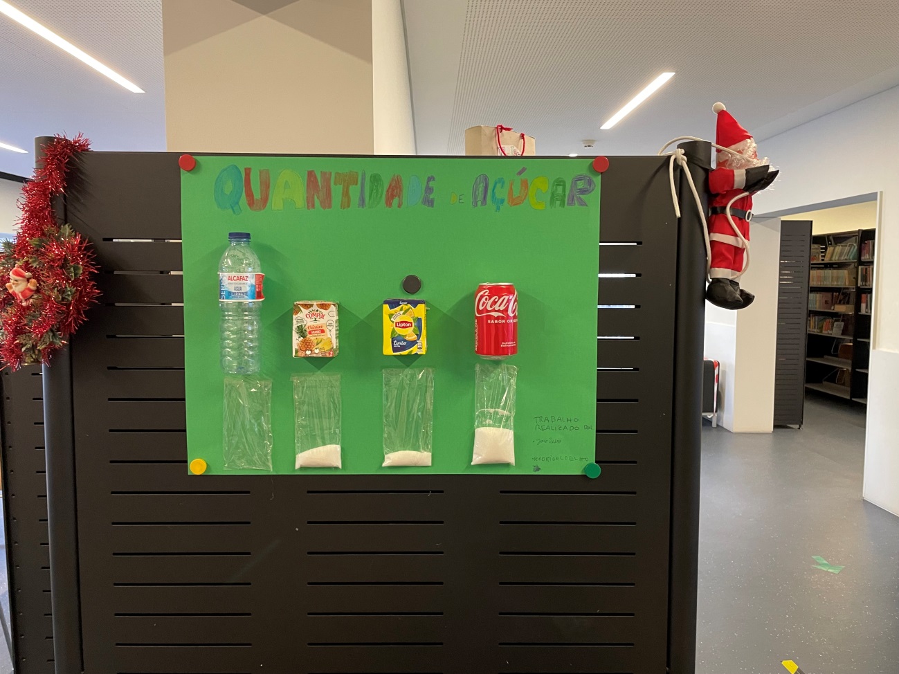 Painel dos alimentos- quantidade de açúcar- trabalho exposto na biblioteca da Escola