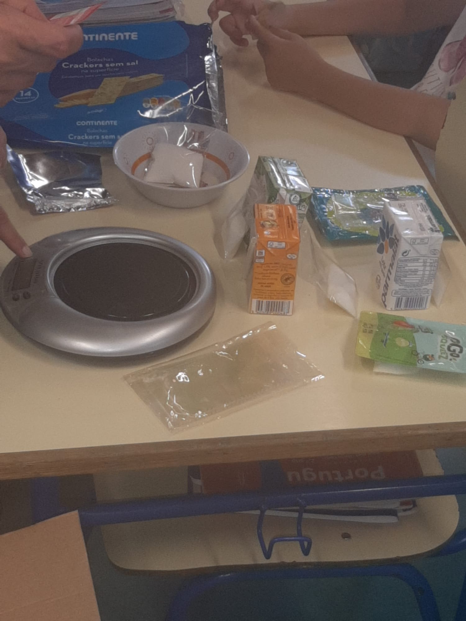 Os alimentos selecionados foram analisados e fez-se a pesagem das quantidades de açúcar presentes em cada um deles, pelos alunos, mas com apoio da professora da turma.