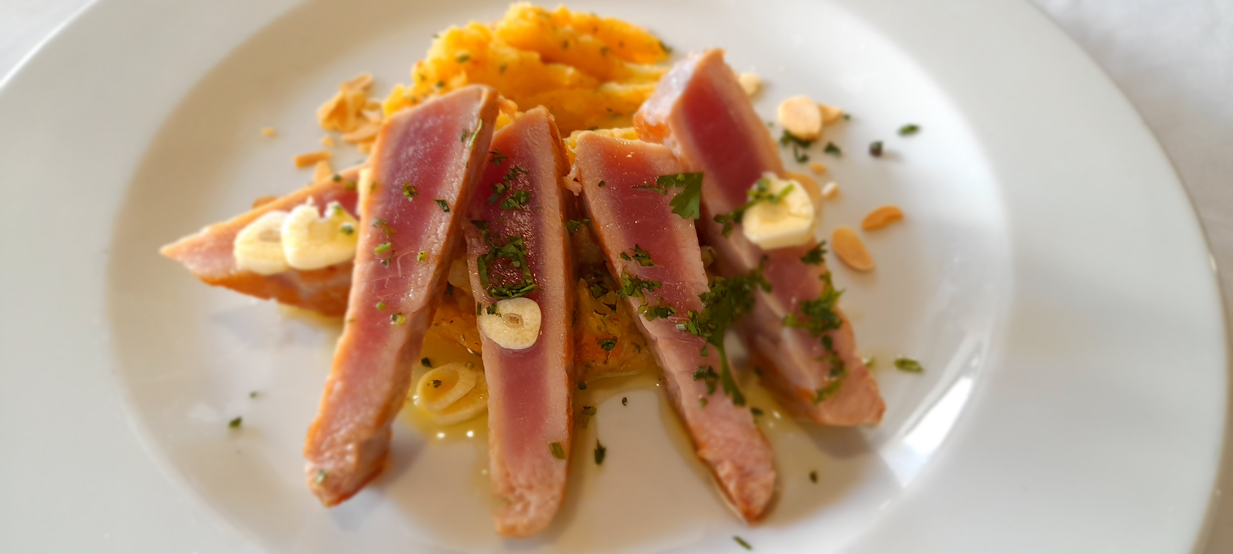 Bife de atum em cama de esmagado de batata e tomate rosa