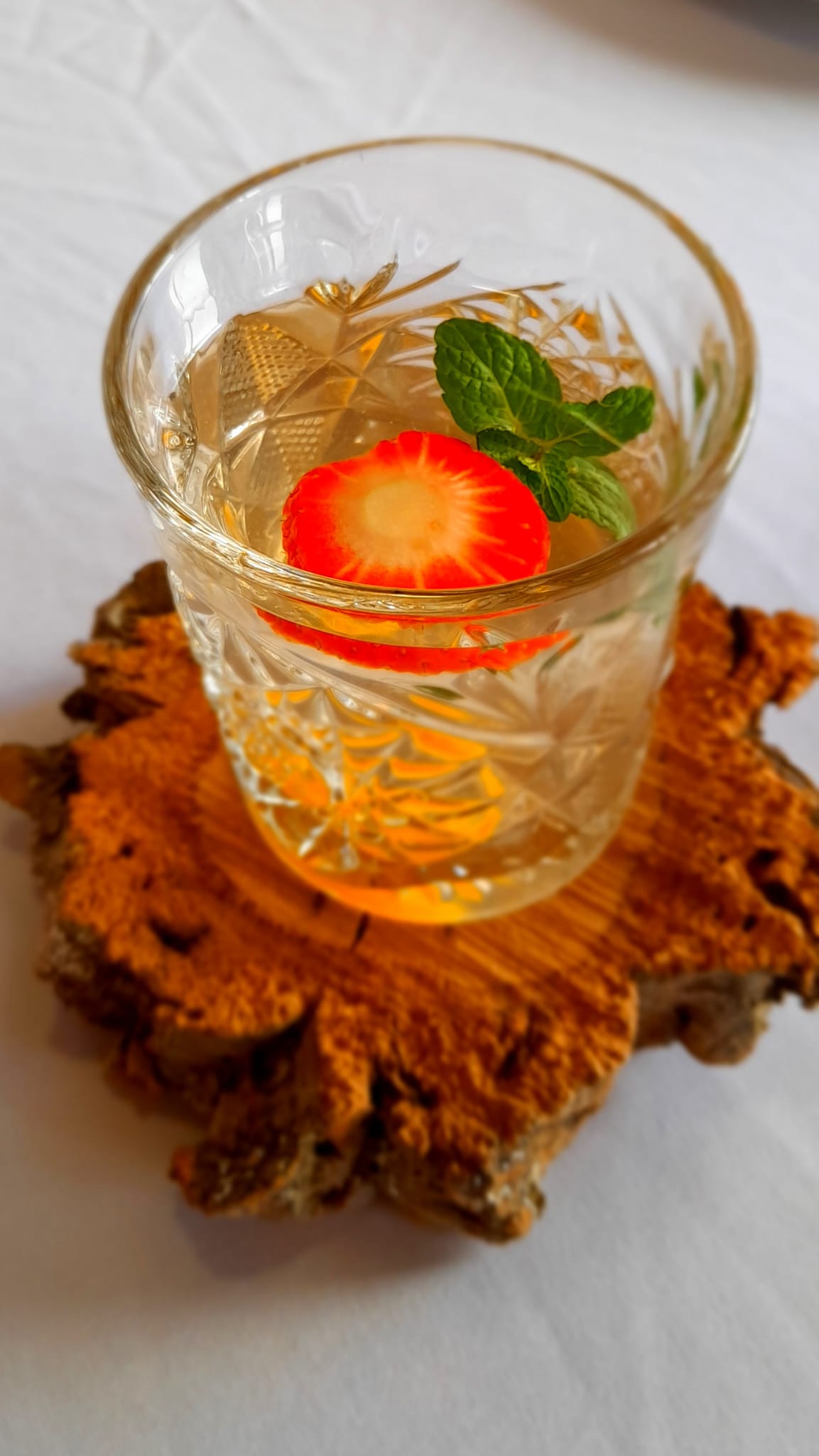 Bebida: Água aromatizada com laranja, nêspera, meloa , morango e hortelã