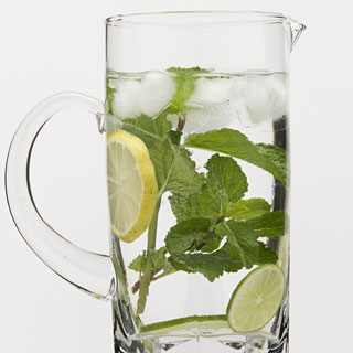 Bebida - água aromatizada com hortelã e limão