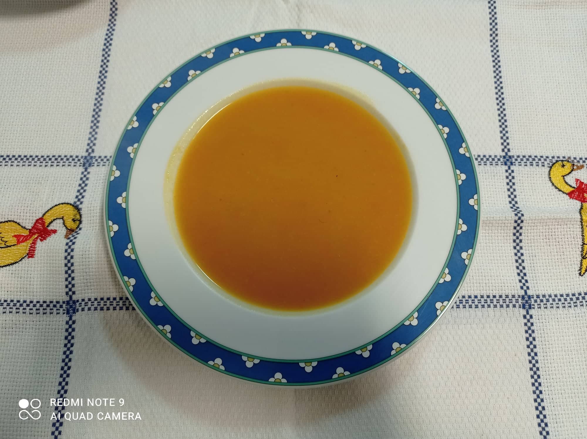 A foto representa uma sopa com vários legumes, bastante nutritiva. A receita foi elaborada por uma aluna do 6ºano.